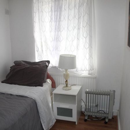 Grey Double Bedroom London Bagian luar foto