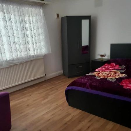 Grey Double Bedroom London Bagian luar foto