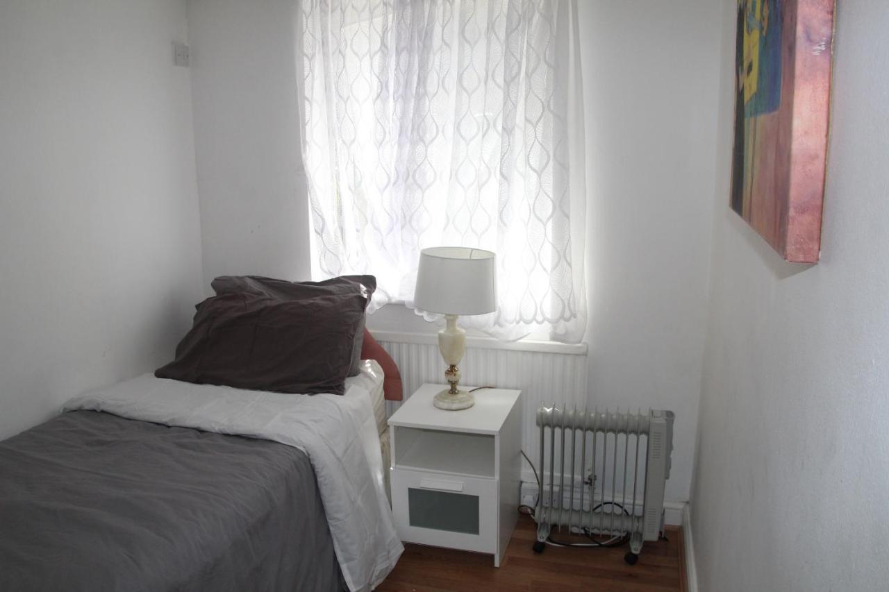 Grey Double Bedroom London Bagian luar foto