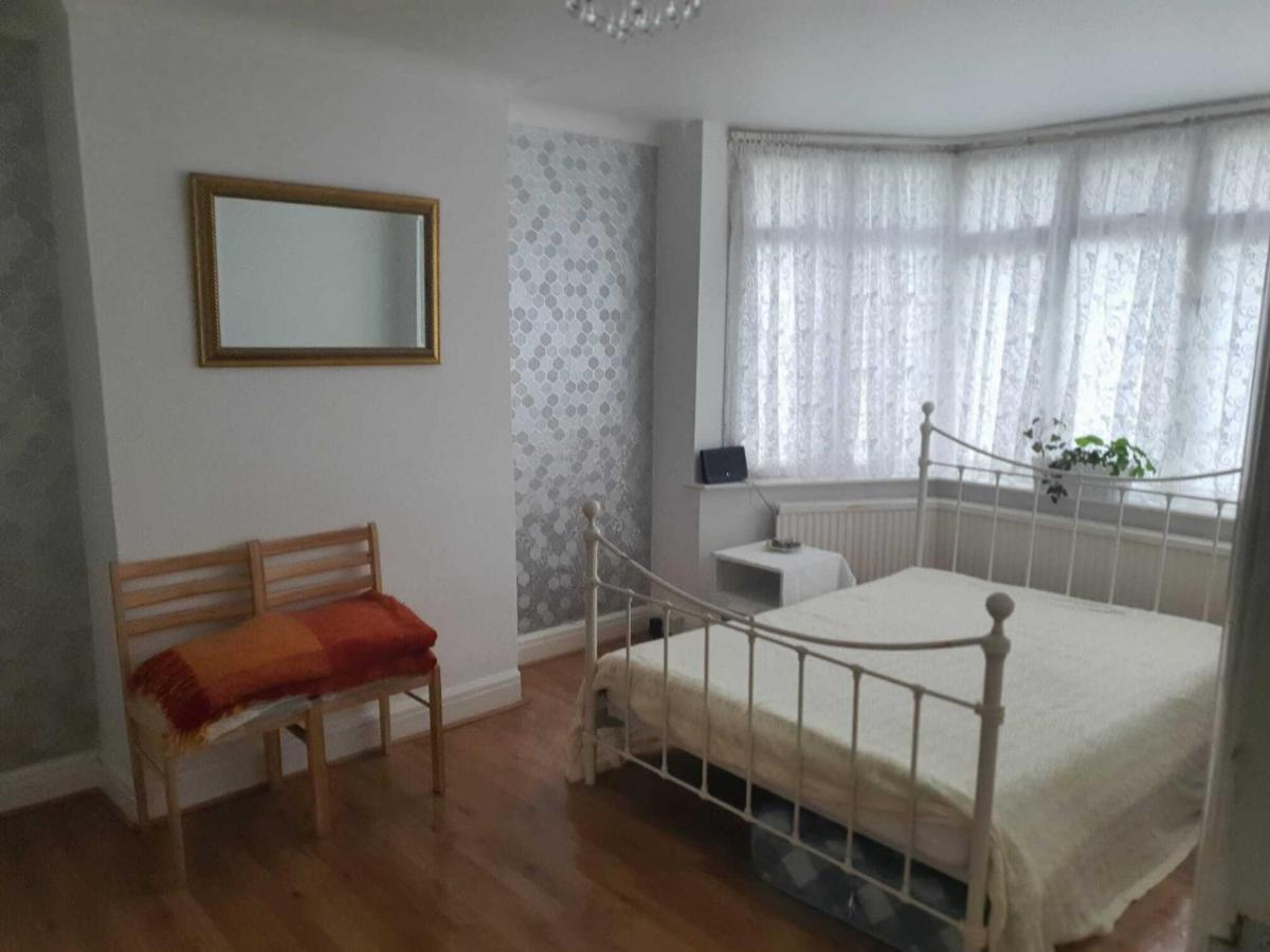 Grey Double Bedroom London Bagian luar foto