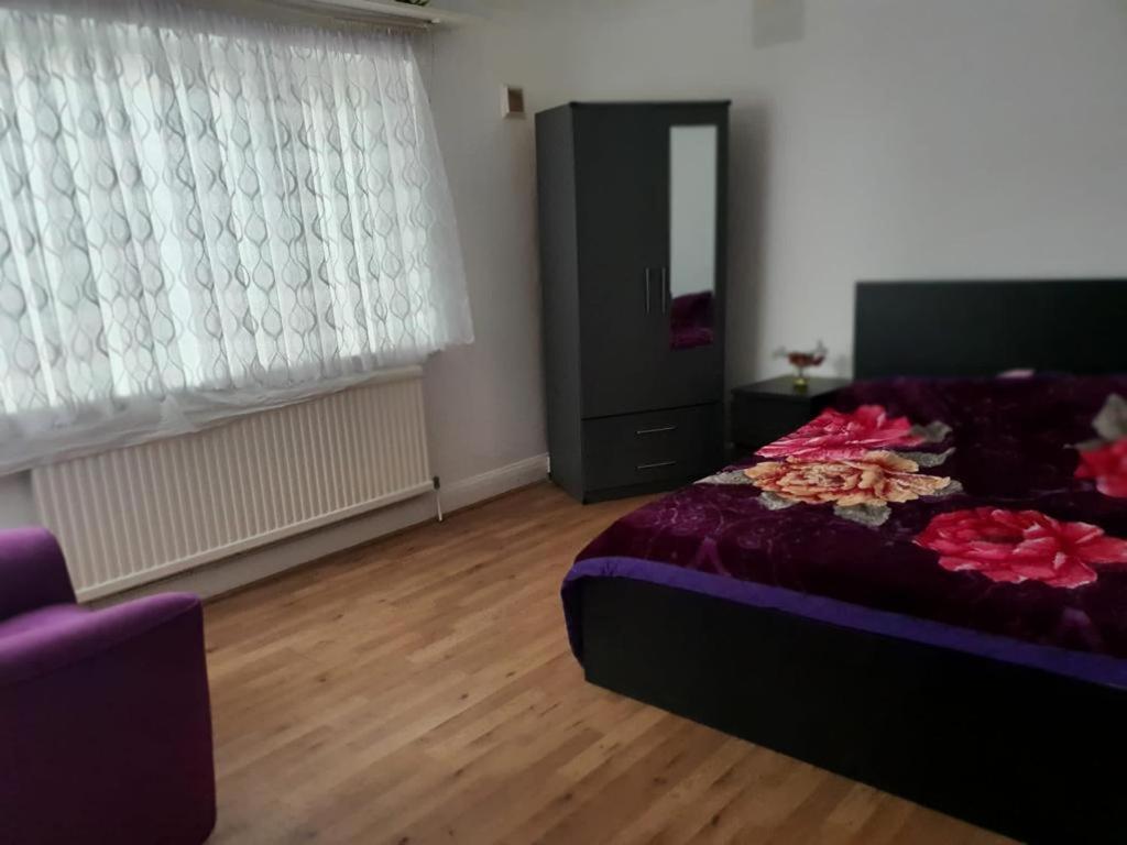 Grey Double Bedroom London Bagian luar foto